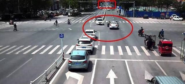 聊城俩外卖小哥闯红灯同时被撞，抢时间丢安全，幸亏戴了头盔！