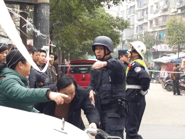 北京男子乘公交不按规定正确戴口罩，殴打司乘人员被拘！